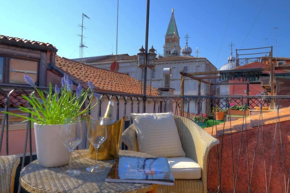 Isola San Giorgio Maggiore Apartment | Bell Tower at the Rectory (Design House)