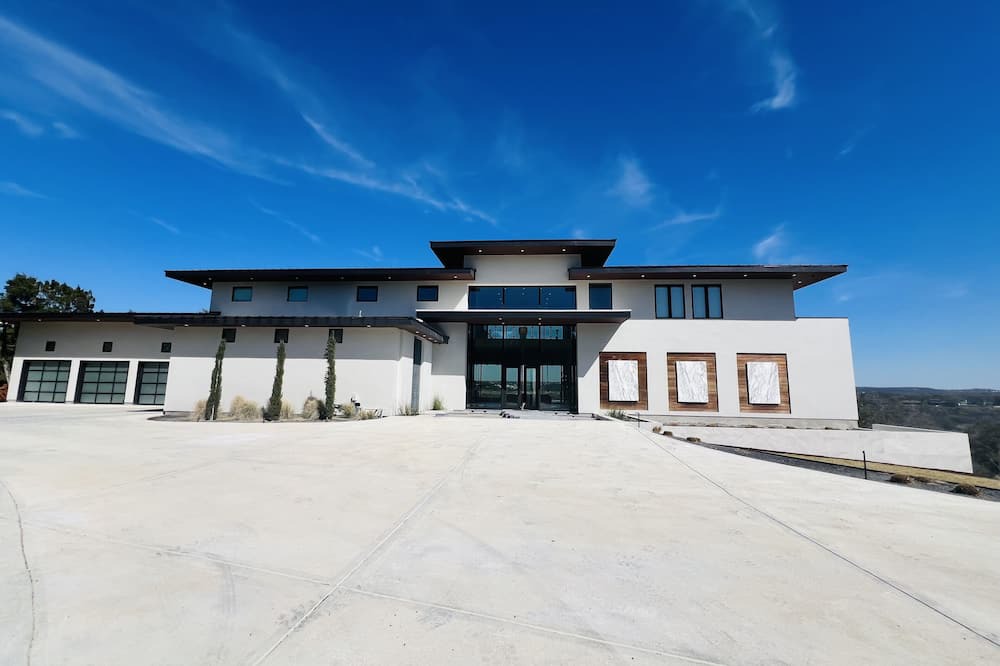 Greenshores House | New Lake Estate: Pickleball, Tennis, Pool on site. Great for SXSW, ACL, F1, Golf