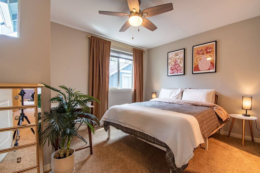 Minor House | 3 Bedroom Townhouse Downtown w/Private Backyard