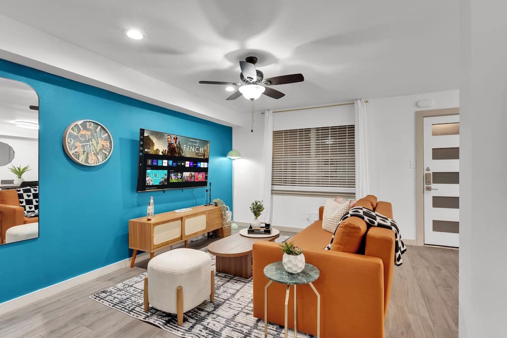 Clarksville Apartment | Walkable 1st-Floor Austin Stay – King Bed, Pet Friendly, Free Parking, Sleeps 10
