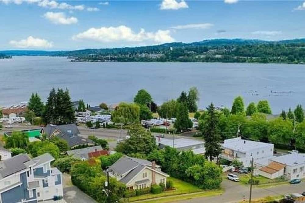 Bryn Mawr-Skyway House | White Serenity w/Water View: Spacious 5BR/3BA by Seattle/Renton/Seatac