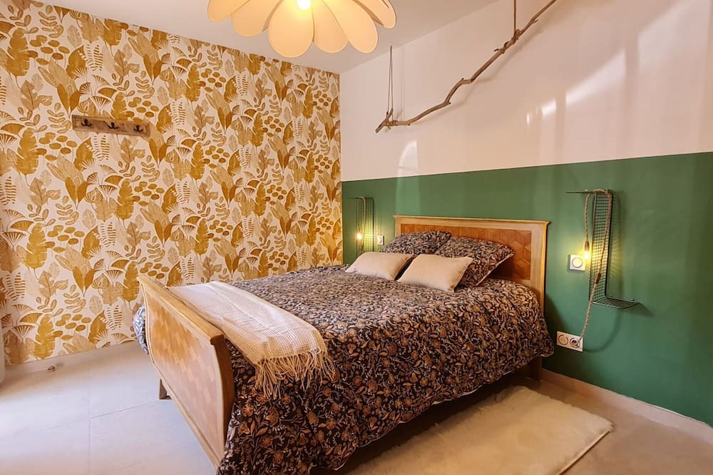 Ormes-et-Ville Bed & Breakfast | Quiet guest room with private entrance and parking in Ormes-et-Ville