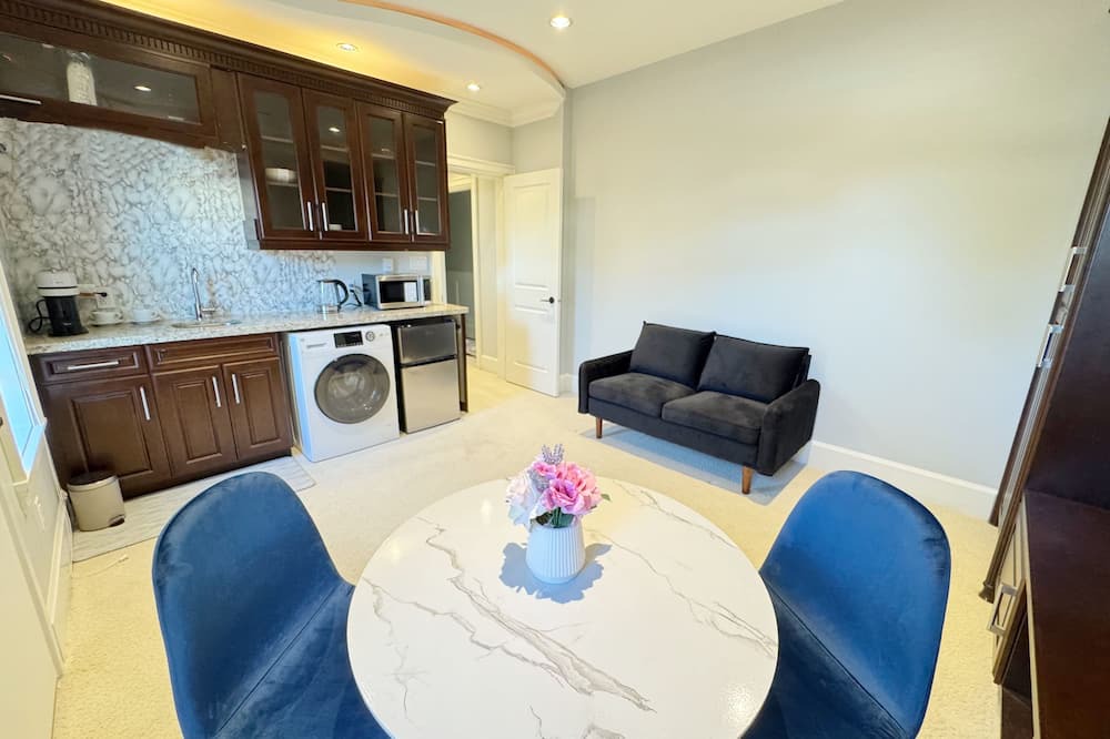 Seafair House | Cozy Private Suite with Living Room near Beautiful Dyke Trail