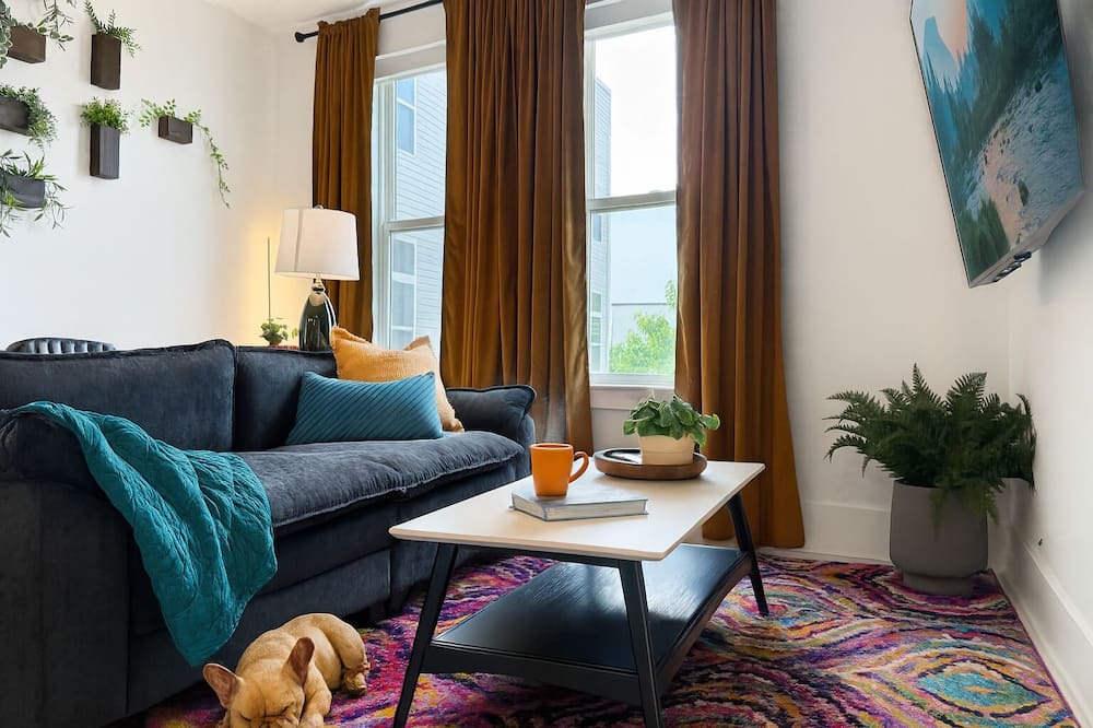 Norris Square Apartment | King Bed Apt w/RoofTop Lounge King Bed Elevator Gym