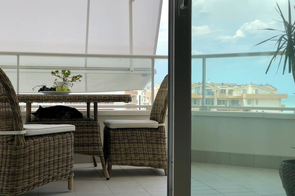Roseto degli Abruzzi Condo | Sea View 1-bedroom condo with a balcony in Roseto degli Abruzzi with WiFi, AC