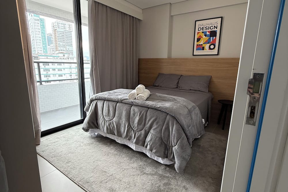 Ponta da Praia Apartment | Cozy apartment in Santos 1, pet friendly.