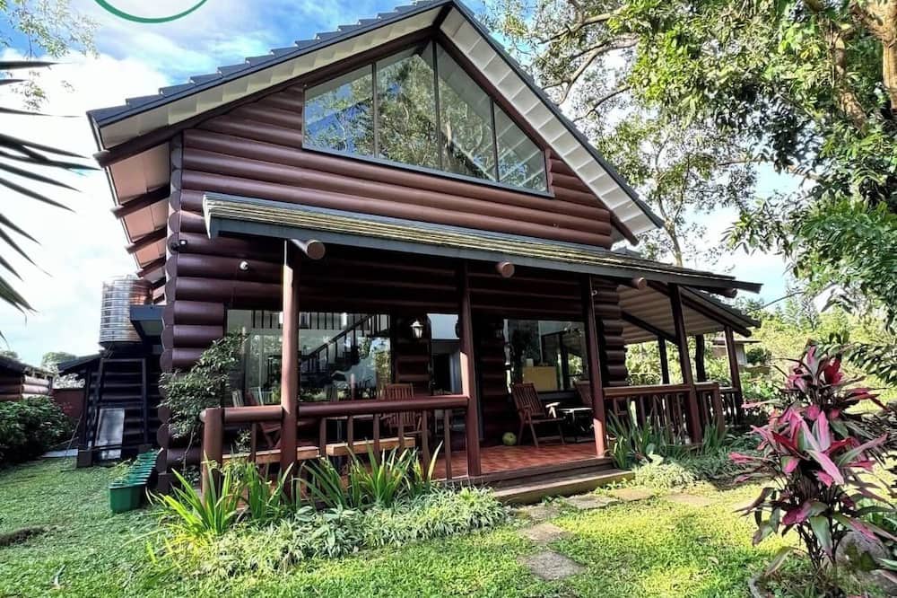 Tagaytay Cabin | Luntian log cabin with WiFi, AC in superb Tagaytay City