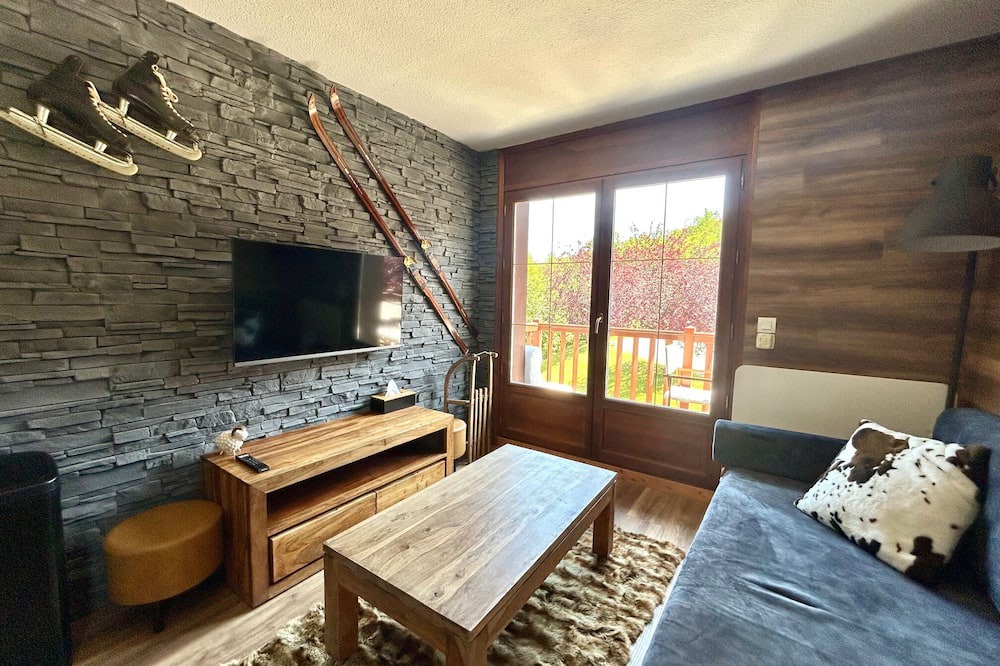 Flumet Apartment | Apartment at the foot of the slopes, swimming pool, sauna, linen included and pets allowed.