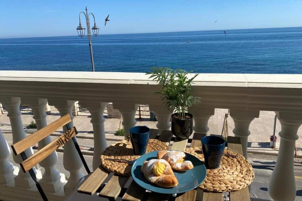 Giovinazzo Apartment | Apartment 'Aquamaris' with Sea View, Wi-Fi and Air Conditioning
