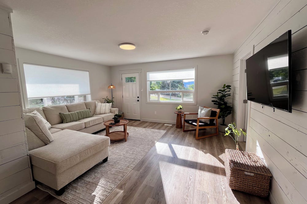 Hinton House | Alpine Escape-Completely renovated home 20 minutes to Jasper National Park Gate!