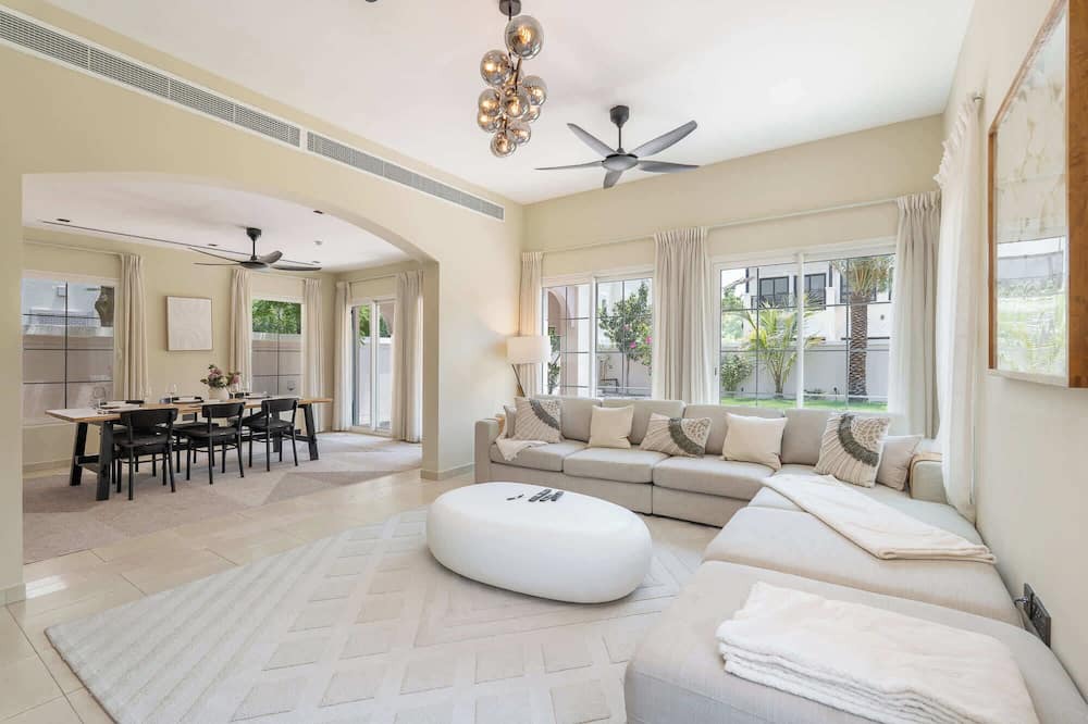 Jumeirah Village Triangle House | Stunning villa that sleeps 7 in JVT!