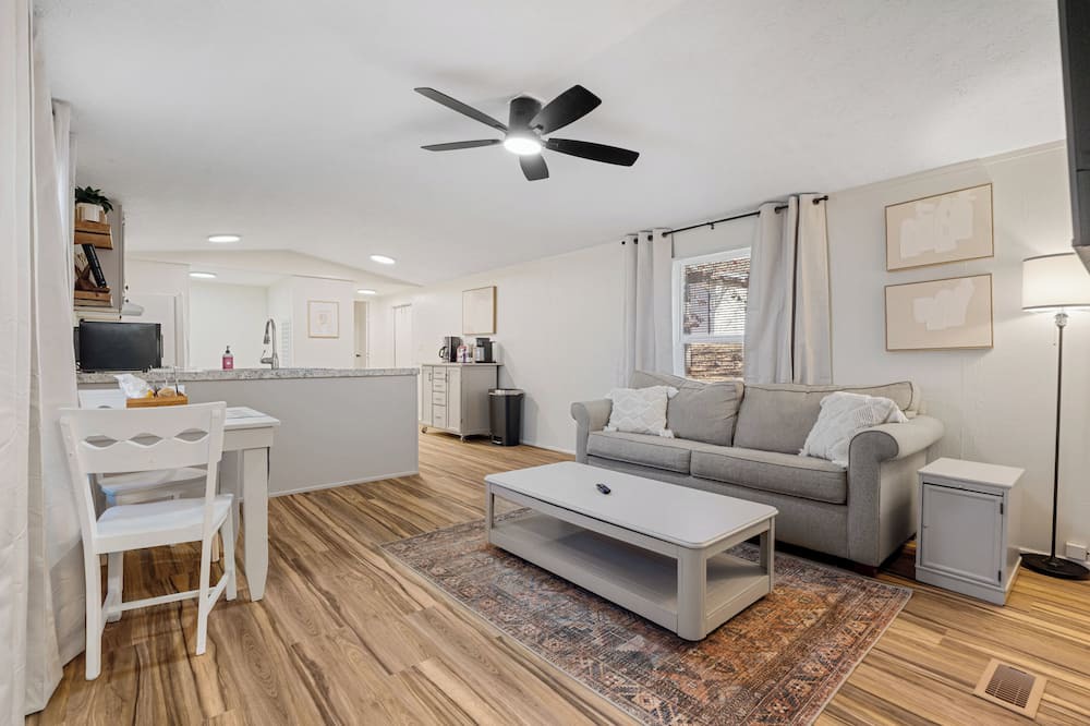 Cookson House | CUTE Hidden Gem! 2 BEDROOM-3 minutes from the Cookson Bend Marina. GREAT VIEW!