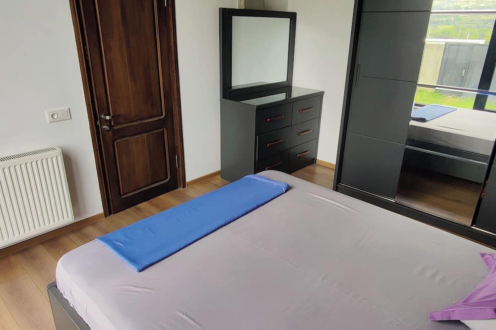 Mtskheta House | Spacious 4-bedroom house in charming Mukhatgverdi with WiFi