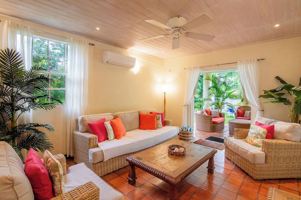 Halcyon Heights Villa | Spacious 3 bedroom villa in Holetown private pool, AC and WiFi, communal pool