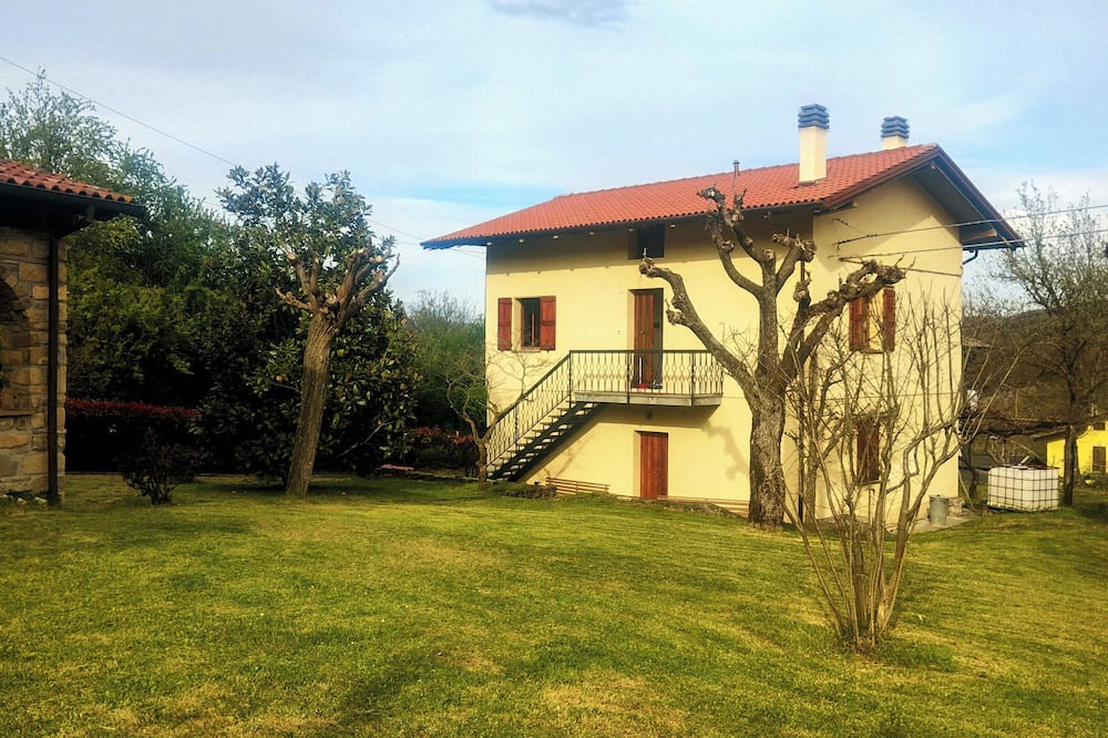 Burzanella House | Accommodation the oak trees, cottage with large garden