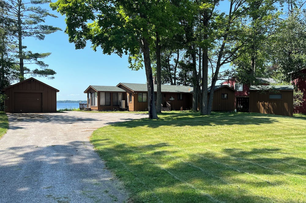 Sturgeon Lake Cabin | Charming 2-bedroom cabin in serene Sturgeon Lake with AC