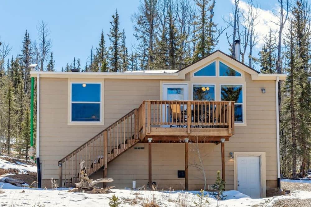 Indian Mountain Cabin | Off-Grid Forest Getaway w/WiFi on 4 Acres