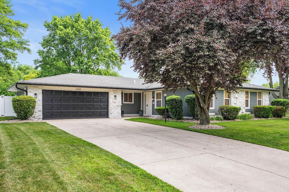 Muncie House | 4-bedroom home - hot tub- fire pit