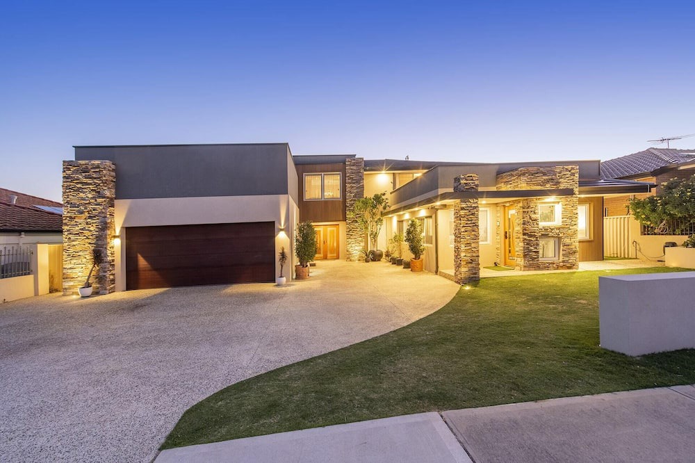 Dianella House | 4 Magical Majestic Family Home Sleeps 8 HUGE backyard + parking