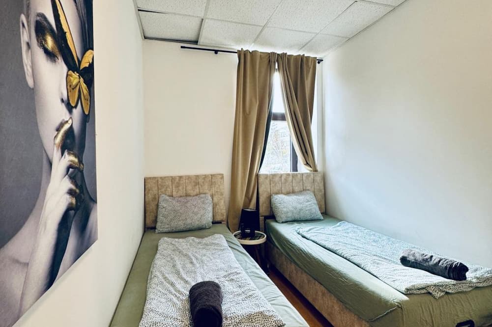Liesing Apartment | Stylish 2BR Apart Sleeps 6 Direct City Access