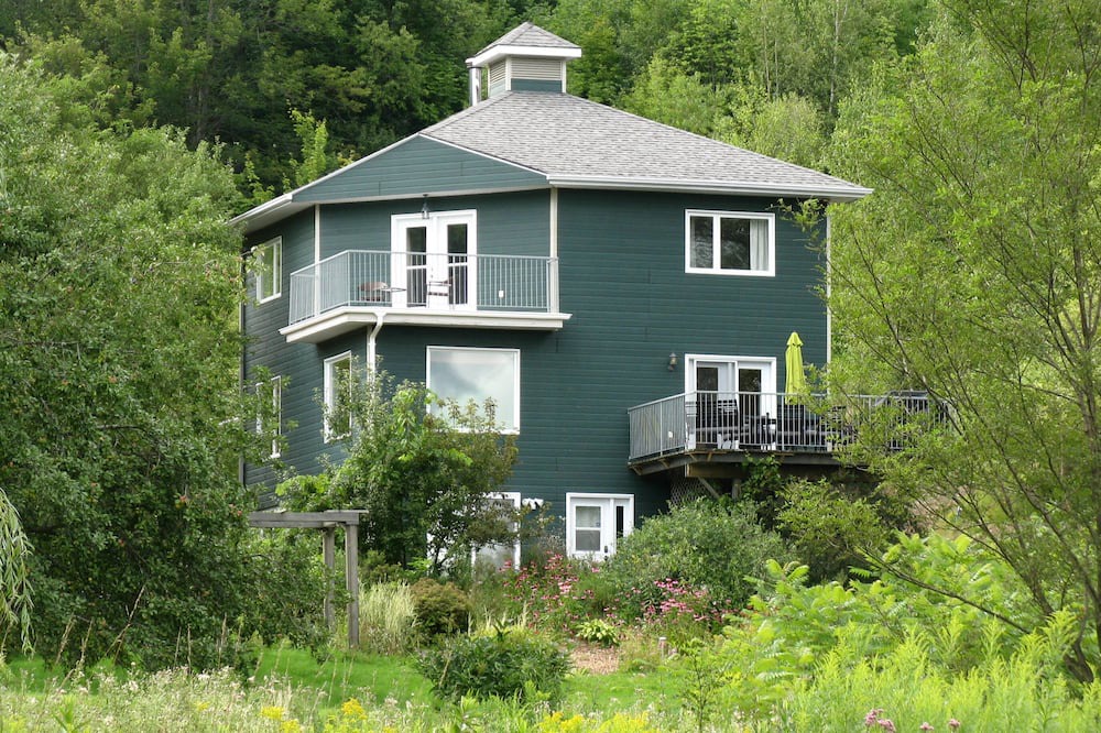 Hatley House | Secluded, peaceful country house on a magnificent 5-acre site.
