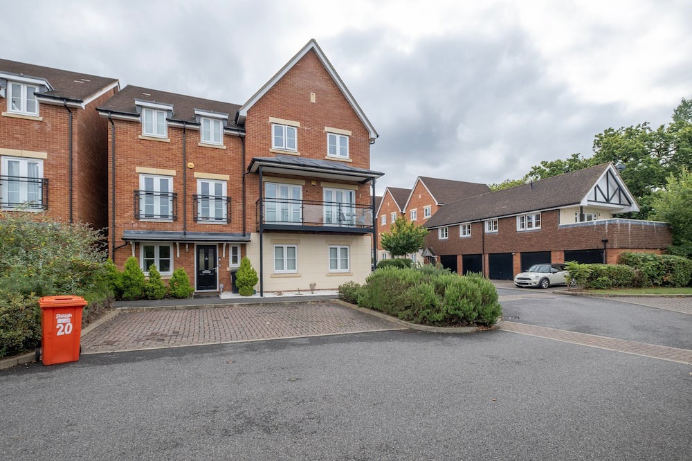 Slough House | Foxherne 6 Bed and 3 Bath Serviced House 20 with Parking - Slough