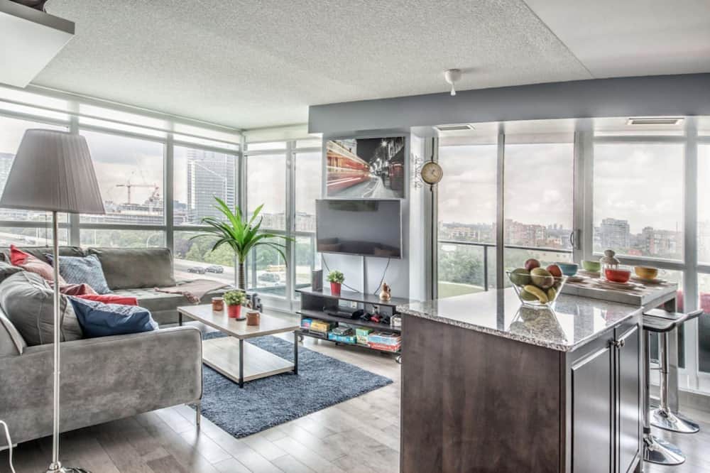 Bathurst Quay Hotel | Stylish Corner Panoramic | Steps to Lake & Downtown Core