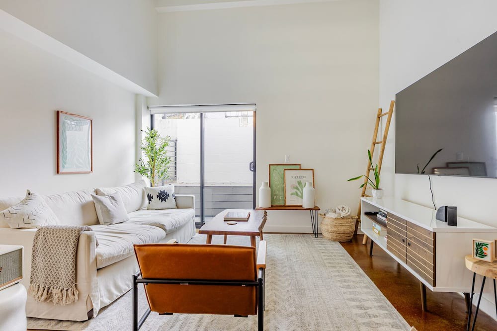 East Hollywood Apartment | Blueground | East Hollywood, pool, nr Griffith Park