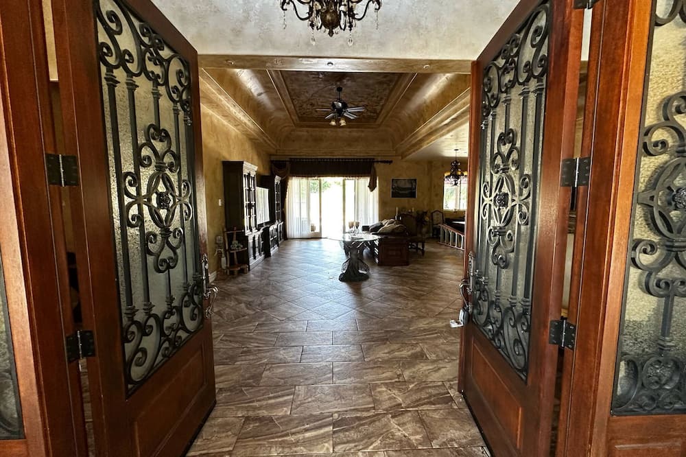 Lakeport House | Spacious 6-bedroom Tuscan style on 18 acres in Lakeport with WiFi, Pool, Gated