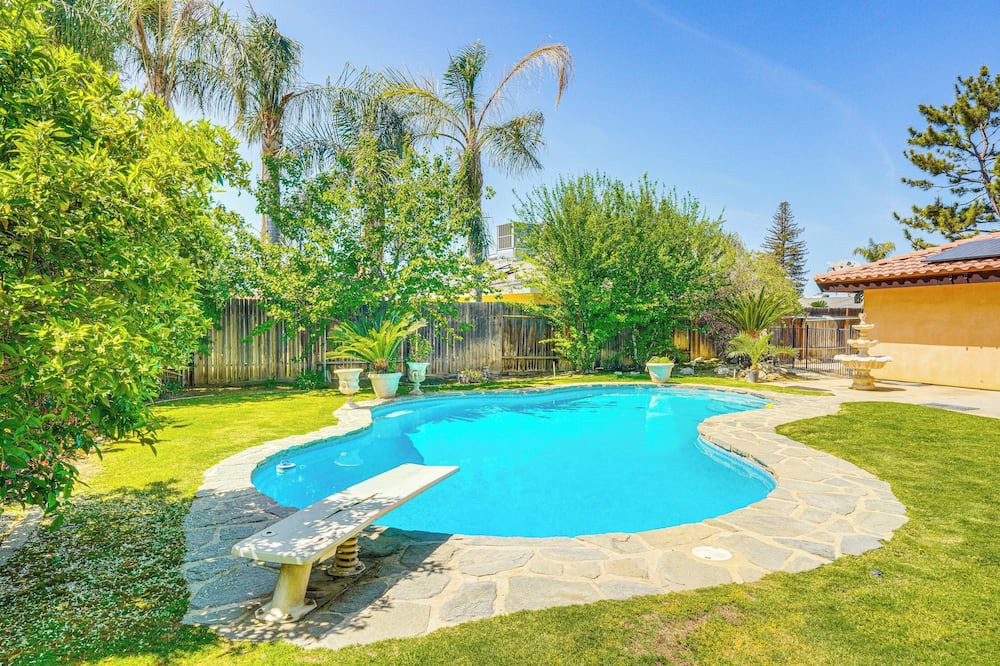 Greenacres House | 7 Mi to Dtwn: Poolside Paradise in Bakersfield!