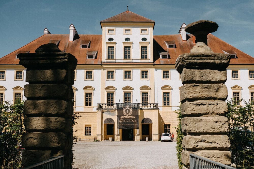 Aurolzmunster Apartment | Elegant Versailles Stay for 3 |Breakfast Included