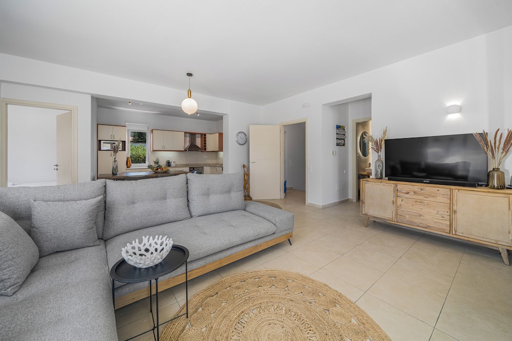 Sissi Villa | Villa Yiayia: Relaxing by the sea (Heated pool)