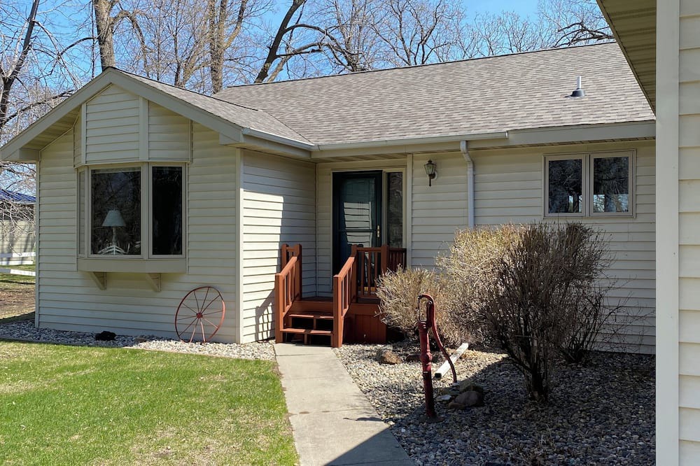 Battle Lake House | Spacious 4-bedroom house overlooking hole 2 of Balmoral golf course.