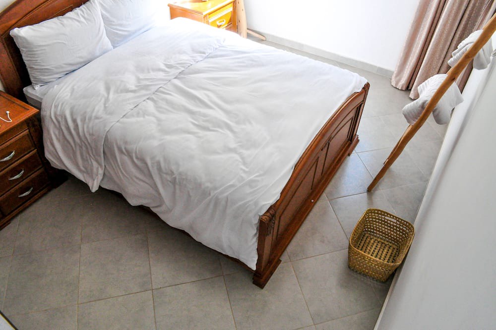Swiss City Apartment | Double Room with Shared Toilet #3