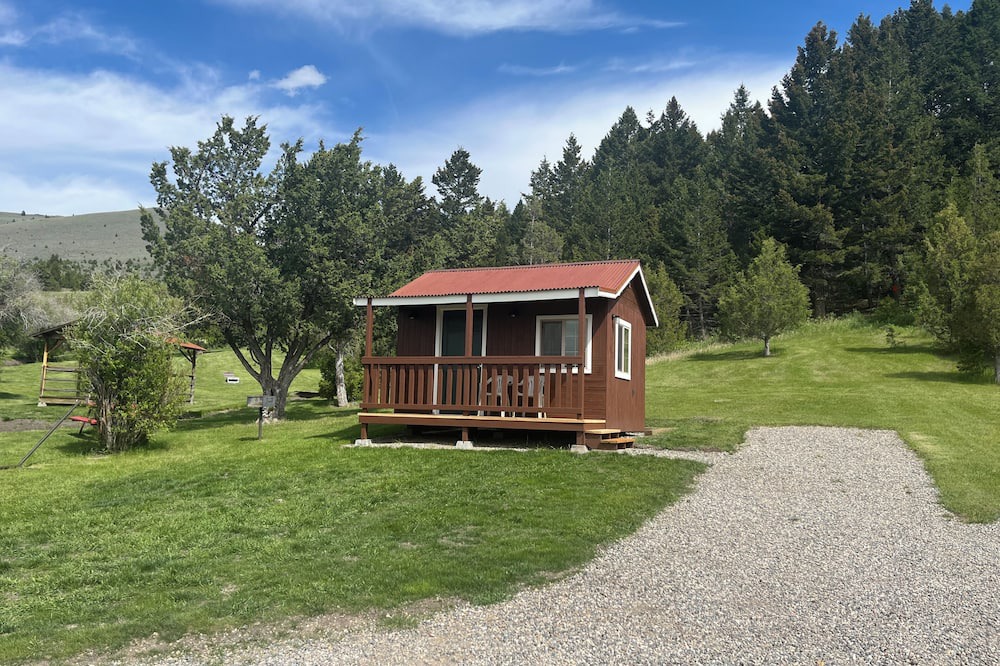 Virginia City Cabin | The Mattie White Bear - Tranquil 1 Room Cabin in Virginia City