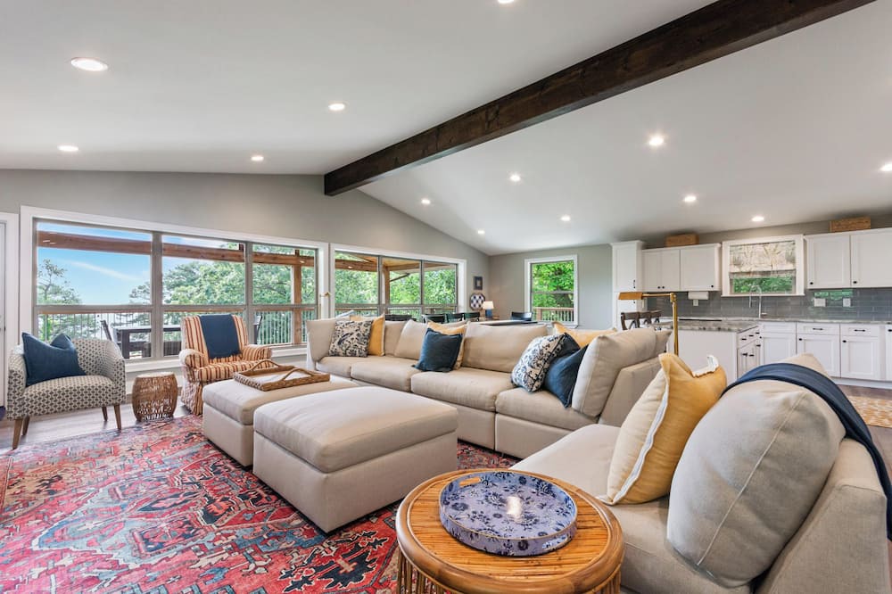 Higden House | 4 bdrm/3.5 bathLakefront home - Come & Play!