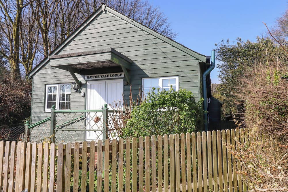 Newton Abbot Cottage | HAYTOR VALE LODGE, pet friendly, with a garden in Haytor Vale