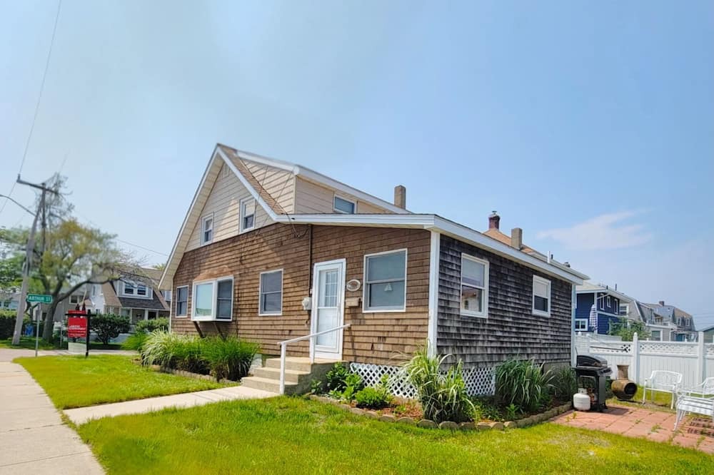 Hull House | The Ultimate Summer Getaway! Beach Cottage with Bay views, Wifi, & AC.