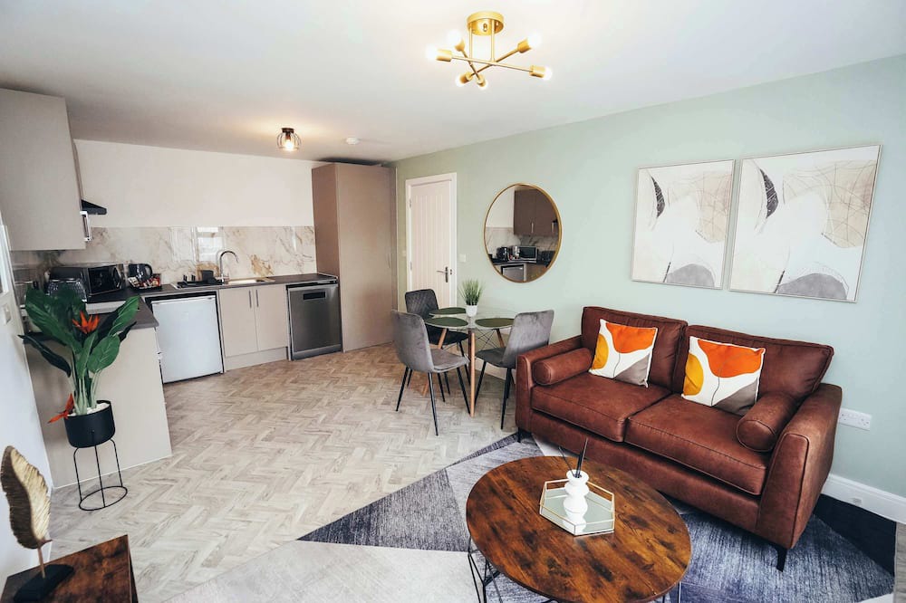 Barrow-on-Trent Apartment | Hen & Chickens Luxury Apt Free Parking | By DerBnB