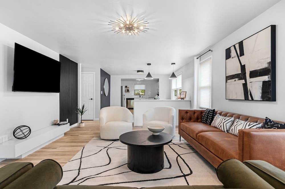 Green Bay House | Gatsby Hideaway: Boutique stay less than a mile to Lambeau Field