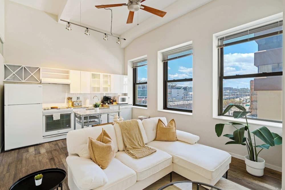 Downtown Cincinnati Apartment | CBD,OTR, 24/7 Gym, Pool,Steps to Stadiums