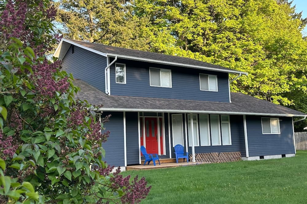 Point Roberts House | Beautiful Spacious Bright 3 Bedroom home 10 Min. walk to Lily Point Marine Park