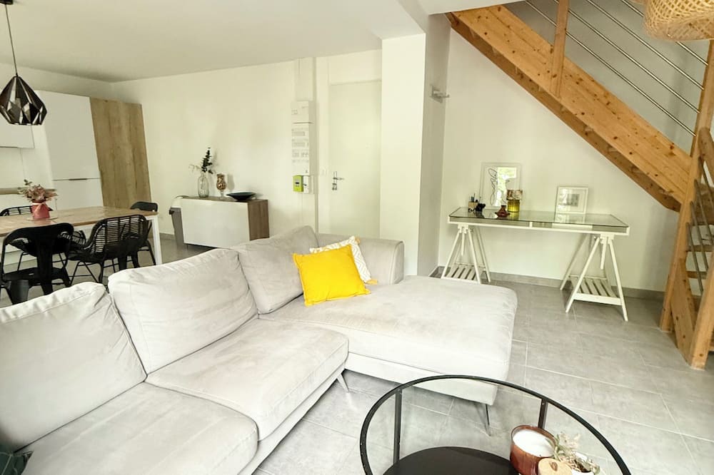 Marsillargues Apartment | Le Hugo F3 in maison de maître - Charm & conviviality close to town and beaches