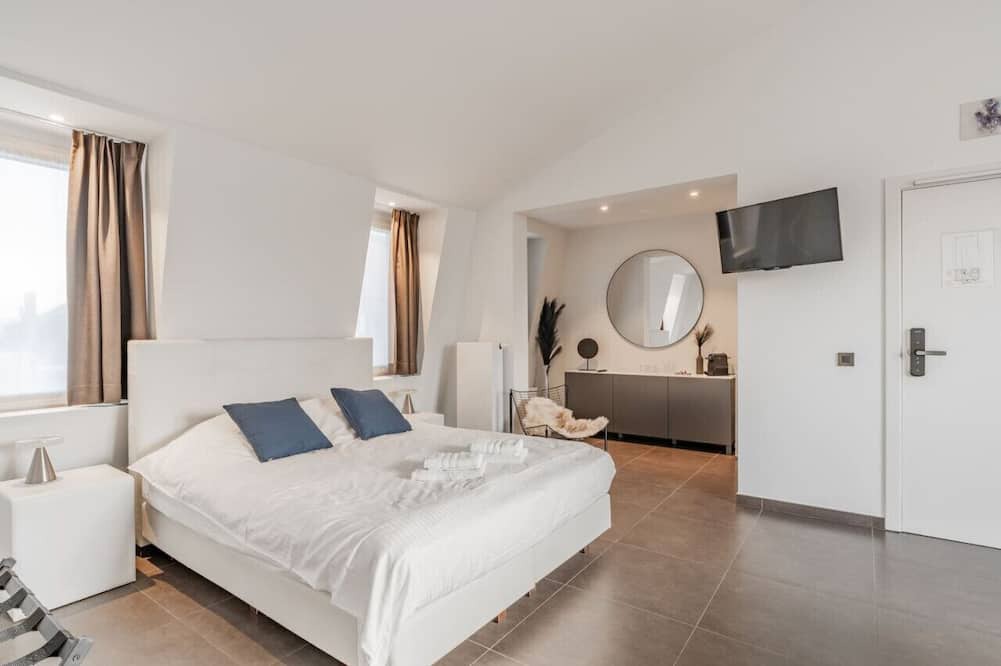 Kristus-Koning Apartment | Luxury two-room suite with balcony near city center