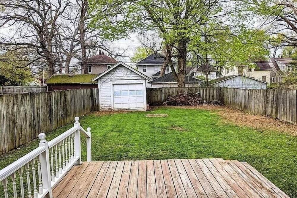 Decatur House | Historic Charming 4BR on the WestEnd near Millikin