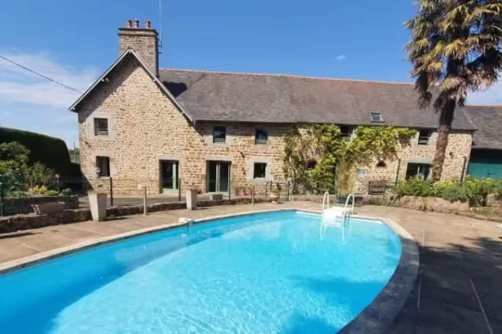 Saint-Quentin-sur-le-Homme Cottage | Au Mont De La Quintine #Pool and Jacuzzi