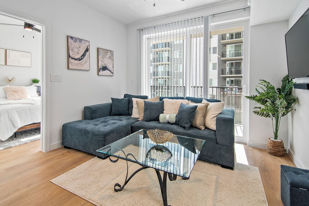 Addicks Apartment | "GuestReady Cozy Retreat: Relax in Style"