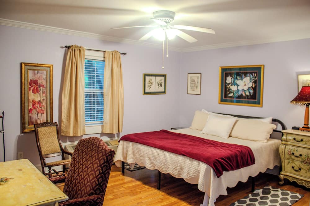 Clinton Cottage | The Violet Cottage - Downtown Clinton