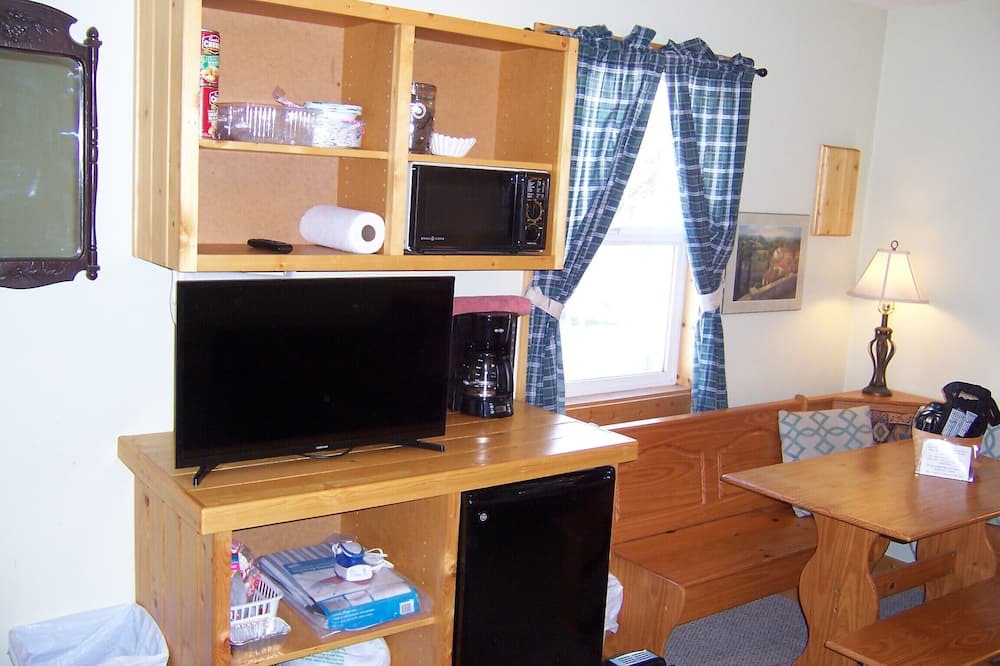 Otto RV Rental | Cozy Campground Cabin Cottage with WiFi and AC in charming Greybull