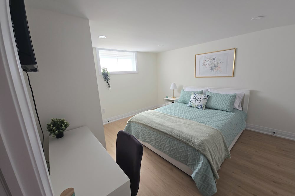 Aldershot House | Peaceful Tranquil Haven Queen Room Lower Level by the Lake, Shopping & Highway